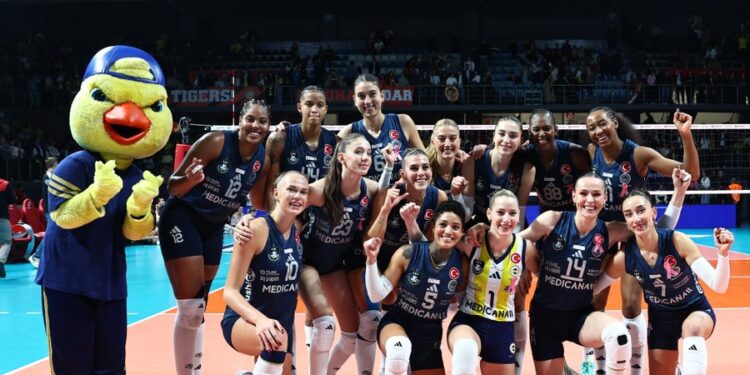 Fenerbahçe Medicana, Eczacıbaşı’nı devirip-4’te 4 yaptı!