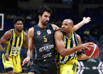 Fenerbahçe, Petkimspor'a Evinde Kaybetti! Fenerbahçe, Petkimspor’a Evinde Kaybetti!