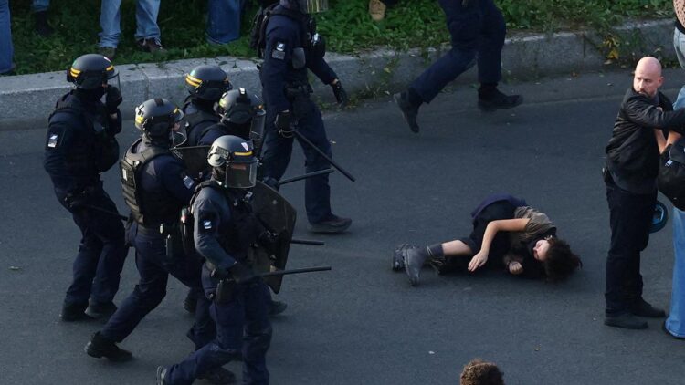 Fransa'da öğrenci protestoları ülke genelinde krize dönüştü Fransa'da öğrenci protestoları ülke genelinde krize dönüştü.