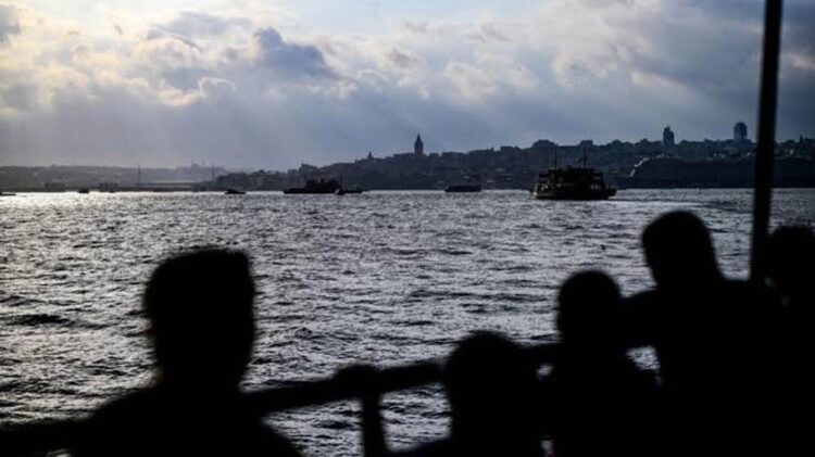 İstanbul'da gündüz sıcak, gece soğuk: Sıcaklık 8 derece birden düşecek Sıcaklık 8 derece birden düşecek.