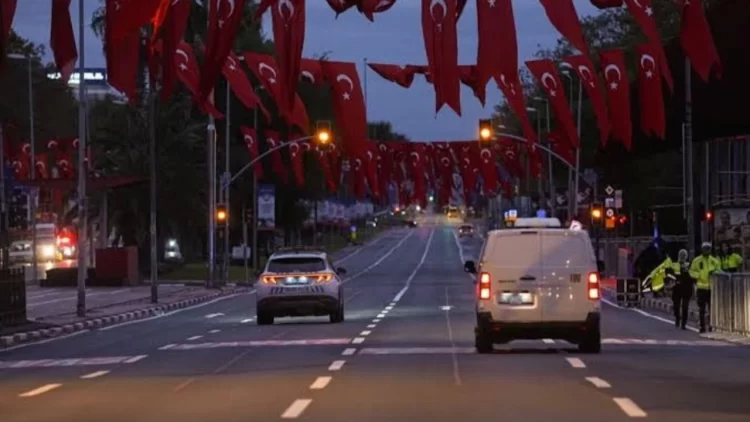 İstanbul’da 29 Ekim nedeniyle kapatılan yollar yeniden açıldı İstanbul’da 29 Ekim nedeniyle kapatılan yollar yeniden açıldı.