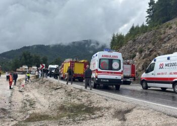 Burdur’da yolcu otobüsü devrildi: 1 kişi öldü, 9 kişi yaralandı Burdur’da yolcu otobüsü devrildi: 1 kişi öldü, 9 kişi yaralandı