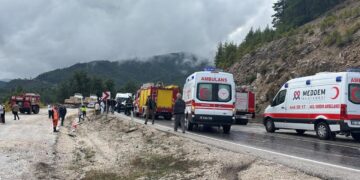 Burdur’da yolcu otobüsü devrildi: 1 kişi öldü, 9 kişi yaralandı Burdur’da yolcu otobüsü devrildi: 1 kişi öldü, 9 kişi yaralandı