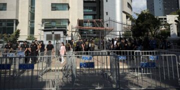 Mersin’deki yolsuzluk soruşturmasında 3 belediye başkanı ve 56 şüpheli adliyeye sevk edildi Mersin’deki yolsuzluk soruşturmasında 3 belediye başkanı ve 56 şüpheli adliyeye sevk edildi