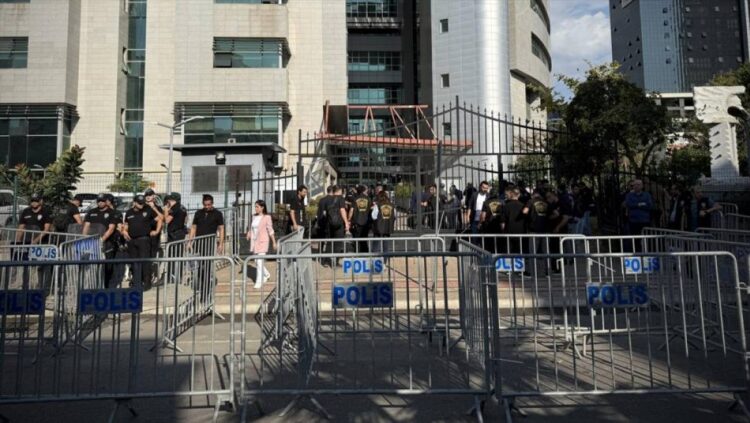 Mersin’deki yolsuzluk soruşturmasında 3 belediye başkanı ve 56 şüpheli adliyeye sevk edildi Mersin’deki yolsuzluk soruşturmasında 3 belediye başkanı ve 56 şüpheli adliyeye sevk edildi.