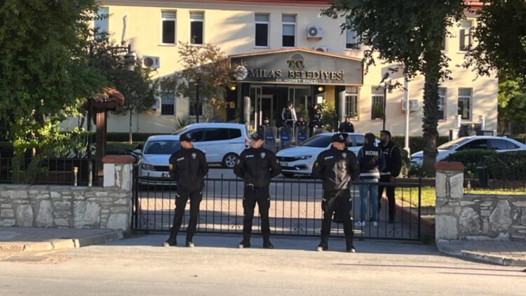 Milas Belediyesi’ne operasyon: Fevzi Topuz dahil 33 gözaltı Milas Belediyesi’ne operasyon...