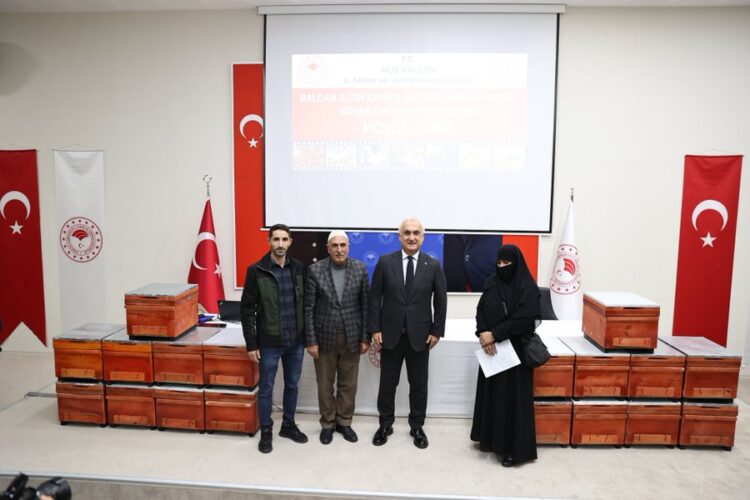 Muş'ta, 100 Arıcıya Bin Yeni Kovan Dağıtıldı! musta 100 ariciya bin yeni kovan dagitildi habermeydan