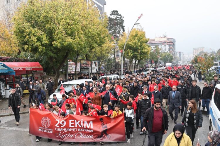 Muş'ta, Cumhuriyet'in 103. Yılı Coşkuyla Kutlanmaya Başladı! musta cumhuriyet coskusu yagmura ragmen basladi habermeydan