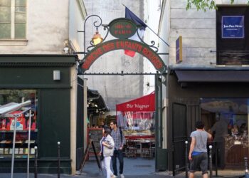 Paris’in en eski kapalı pazarı yangında kül oldu: Sokak lezzetlerinin merkeziydi