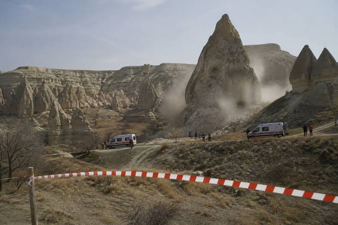 Kapadokya’da peribacası çöktü: Ölü ve yaralılar var Kapadokya’da peribacası çöktü.