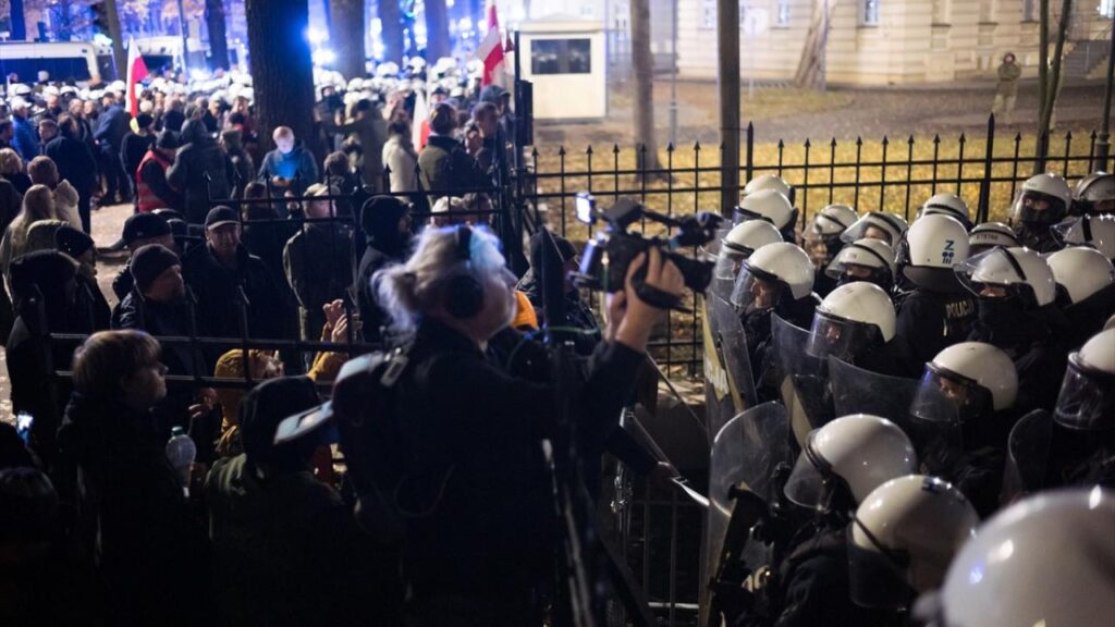 Polonya’da Anayasa Mahkemesi krizi: Polis müdahalesi gerilimi büyüttü polonya polis habermeydan