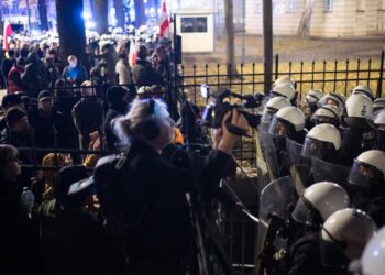 Polonya’da Anayasa Mahkemesi krizi: Polis müdahalesi gerilimi büyüttü Polonya’da Anayasa Mahkemesi krizi: Polis müdahalesi gerilimi büyüttü