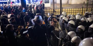 Polonya’da Anayasa Mahkemesi krizi: Polis müdahalesi gerilimi büyüttü Polonya’da Anayasa Mahkemesi krizi: Polis müdahalesi gerilimi büyüttü