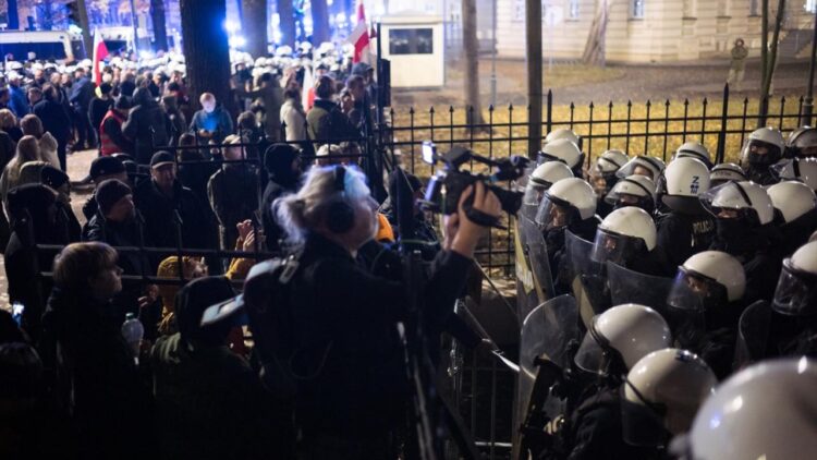 Polonya’da Anayasa Mahkemesi krizi: Polis müdahalesi gerilimi büyüttü Polonya’da Anayasa Mahkemesi krizi...