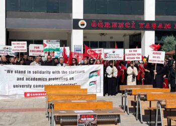 Sinop Üniversitesi’nde Anlamlı Etkinlik: Gazze’deki Katliama Boş Sıralarla Dikkat Çekildi