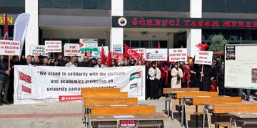 Sinop Üniversitesi’nde Anlamlı Etkinlik: Gazze’deki Katliama Boş Sıralarla Dikkat Çekildi
