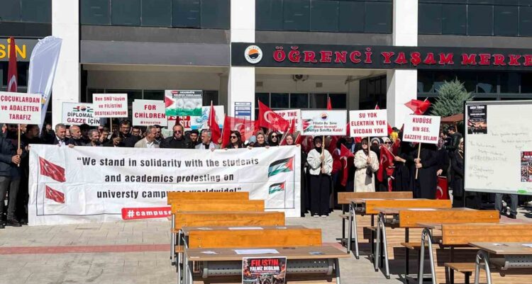 Sinop Üniversitesi'nde Anlamlı Etkinlik: Gazze'deki Katliama Boş Sıralarla Dikkat Çekildi sinop universitesinde anlamli etkinlik gazzedeki katliama bos siralarla dikkat cekildi habermeydan e1791384907901