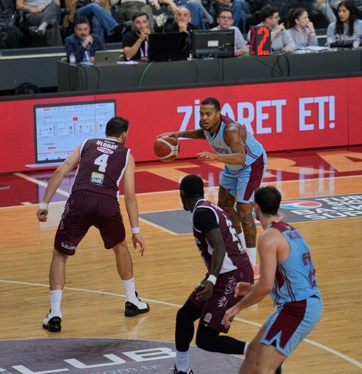 Trabzonspor, Bordo Bandırma'yı Parkede Devirdi trabzonspor evinde hata yapmadi bordo bandirmayi parkede devirdi habermeydan e1791724438506