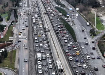 İstanbul'da haftanın ilk iş günü trafik yoğunluğu yüzde 69'a çıktı İstanbul’da haftanın ilk iş günü trafik yoğunluğu yüzde 69’a çıktı