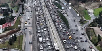 İstanbul'da haftanın ilk iş günü trafik yoğunluğu yüzde 69'a çıktı İstanbul’da haftanın ilk iş günü trafik yoğunluğu yüzde 69’a çıktı