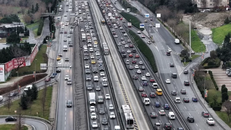 İstanbul'da haftanın ilk iş günü trafik yoğunluğu yüzde 69'a çıktı İstanbul'da haftanın ilk iş günü trafik yoğunluğu yüzde 69'a çıktı.