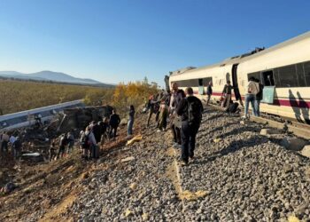İspanya’da iki hızlı tren çarpıştı: 46 ölü, 150 yaralı İspanya’da iki hızlı tren çarpıştı: 46 ölü, 150 yaralı