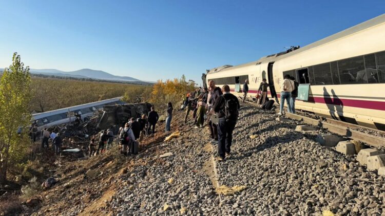 İspanya’da iki hızlı tren çarpıştı.