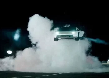 Elon Musk uçan Tesla Roadster’ı tanıttı Elon Musk uçan Tesla Roadster’ı tanıttı