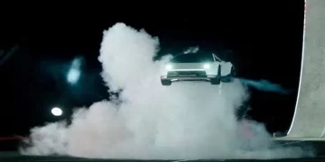Elon Musk uçan Tesla Roadster’ı tanıttı Elon Musk uçan Tesla Roadster’ı tanıttı