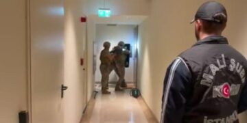 Kırmızı bültenle aranan dolandırıcılık şüphelisi İstanbul’da yakalandı Kırmızı bültenle aranan dolandırıcılık şüphelisi İstanbul’da yakalandı