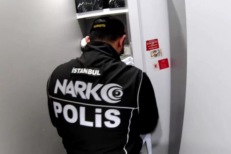 İstanbul merkezli 13 ilde uyuşturucu operasyonu: 42 şüpheli yakalandı İstanbul merkezli 13 ilde uyuşturucu operasyonu...